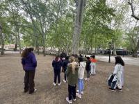 Conocemos los árboles de Brihuega con Miguel con la asociación Aegithalos, alumnos de 4º